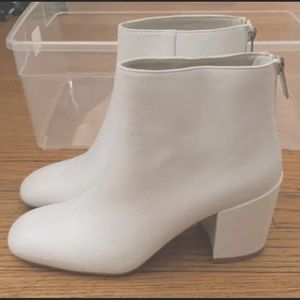 Stuart Weitzman white booties size 6